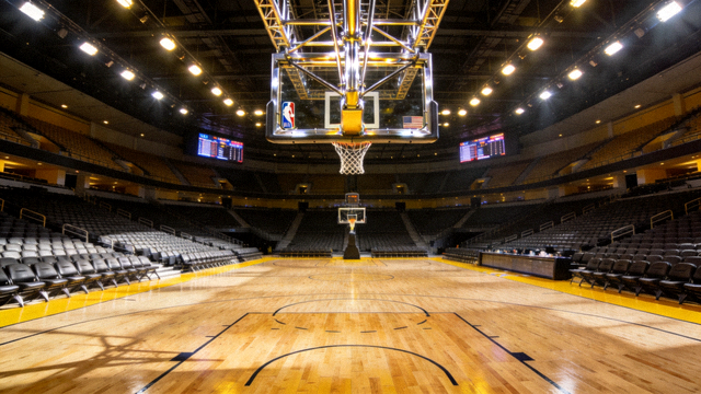 NBA标准篮球场馆内木质地板与篮架的高清全景图
