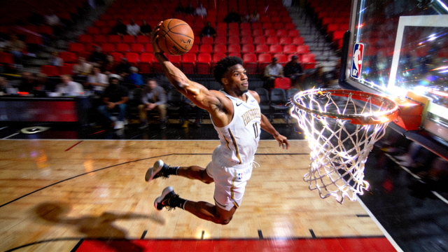 NBA篮球比赛中球员跃起扣篮的激烈瞬间